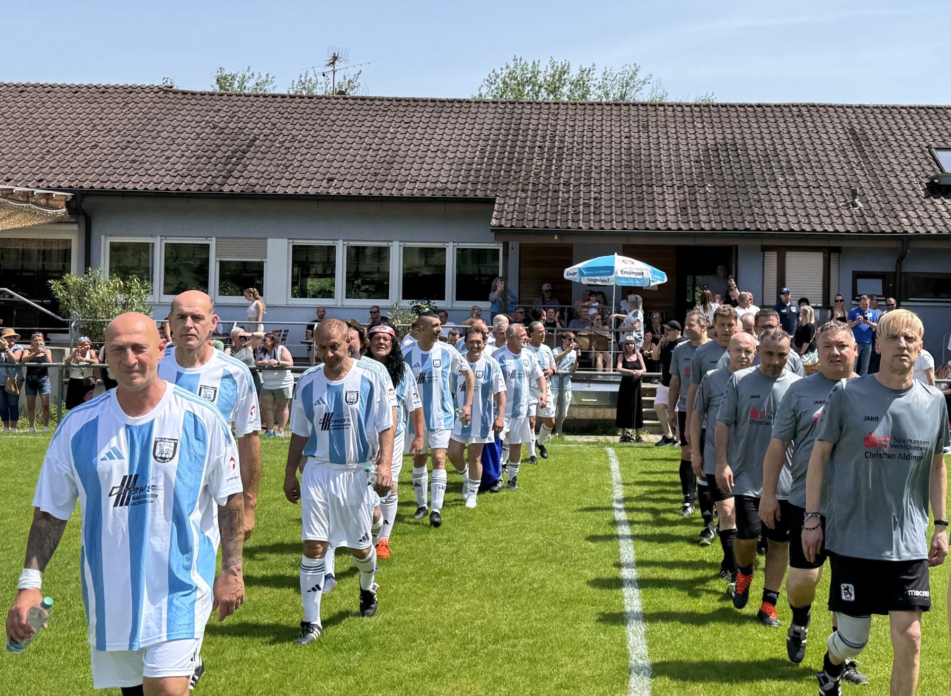 Fussballmanschaften beim Einlauf auf den Sportplatz